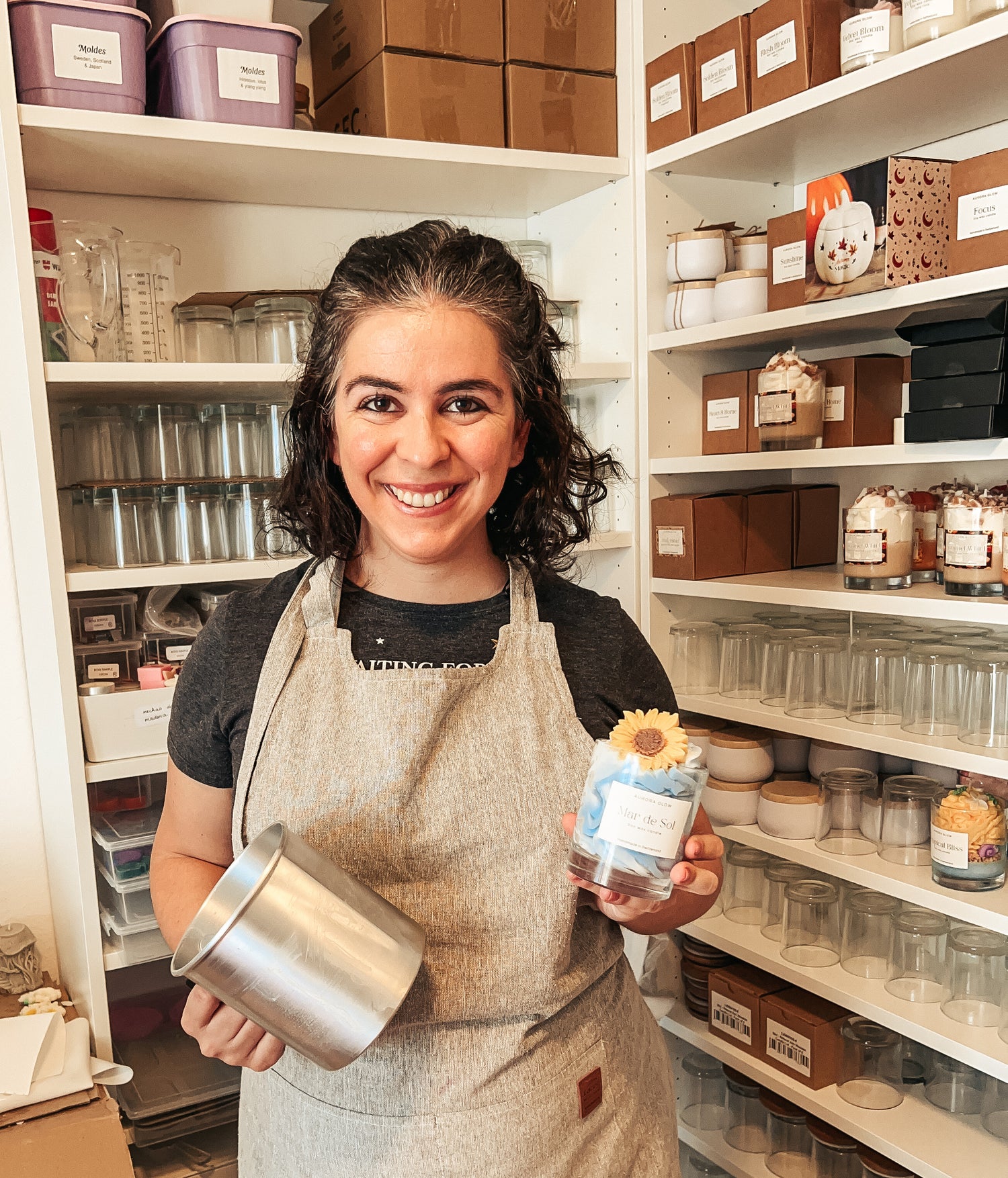 Fondatrice d'Aurora Glow dans son atelier de bougies artisanales en Suisse
